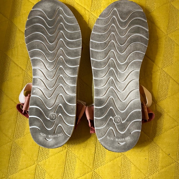 Universal Thread sherbet strappy sandals with Velcro closures - Picture 4 of 4